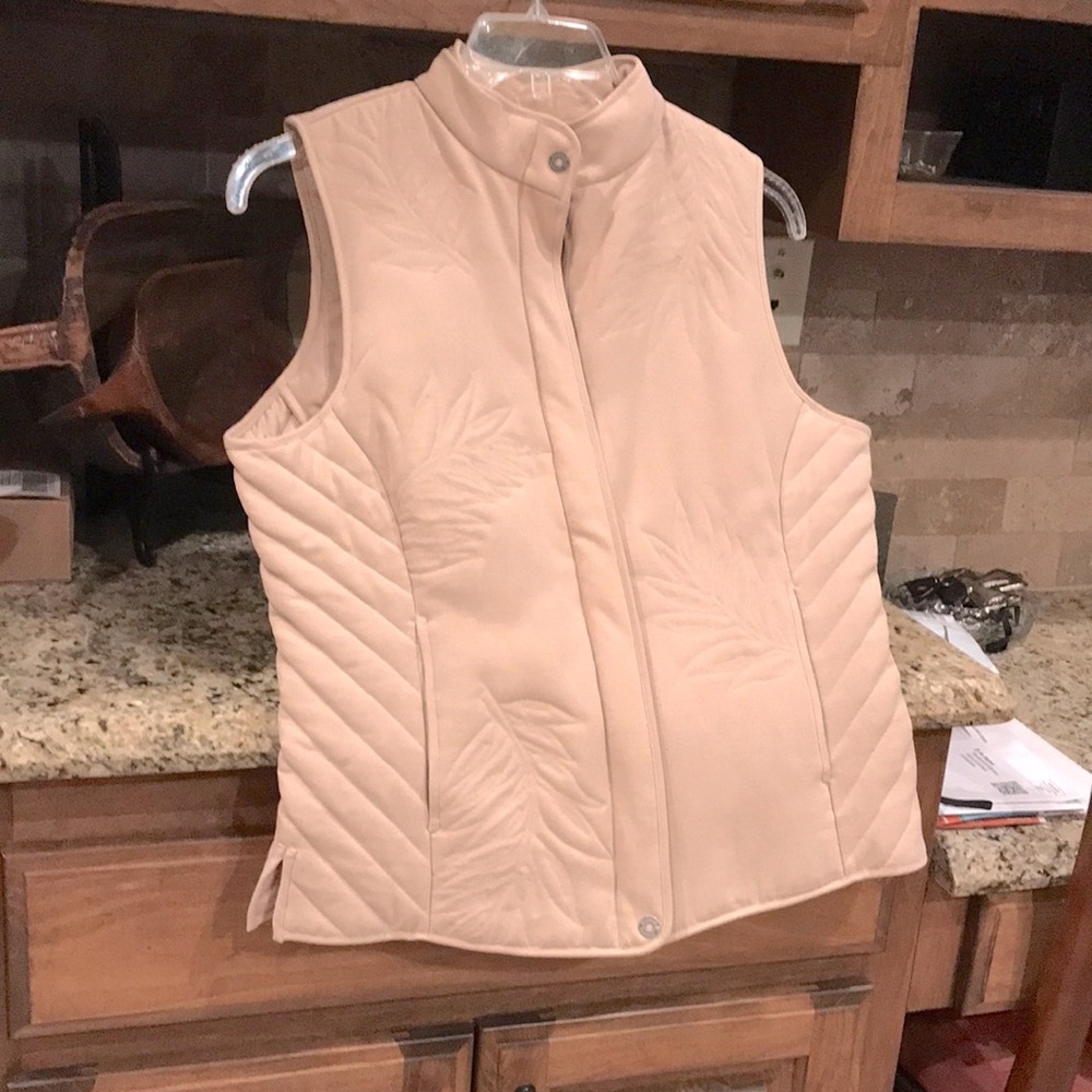 Fitted vest.by Tommy Bahama